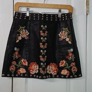 Signature Eight faux leather embroidered studded mini skirt  Sz M NWOT